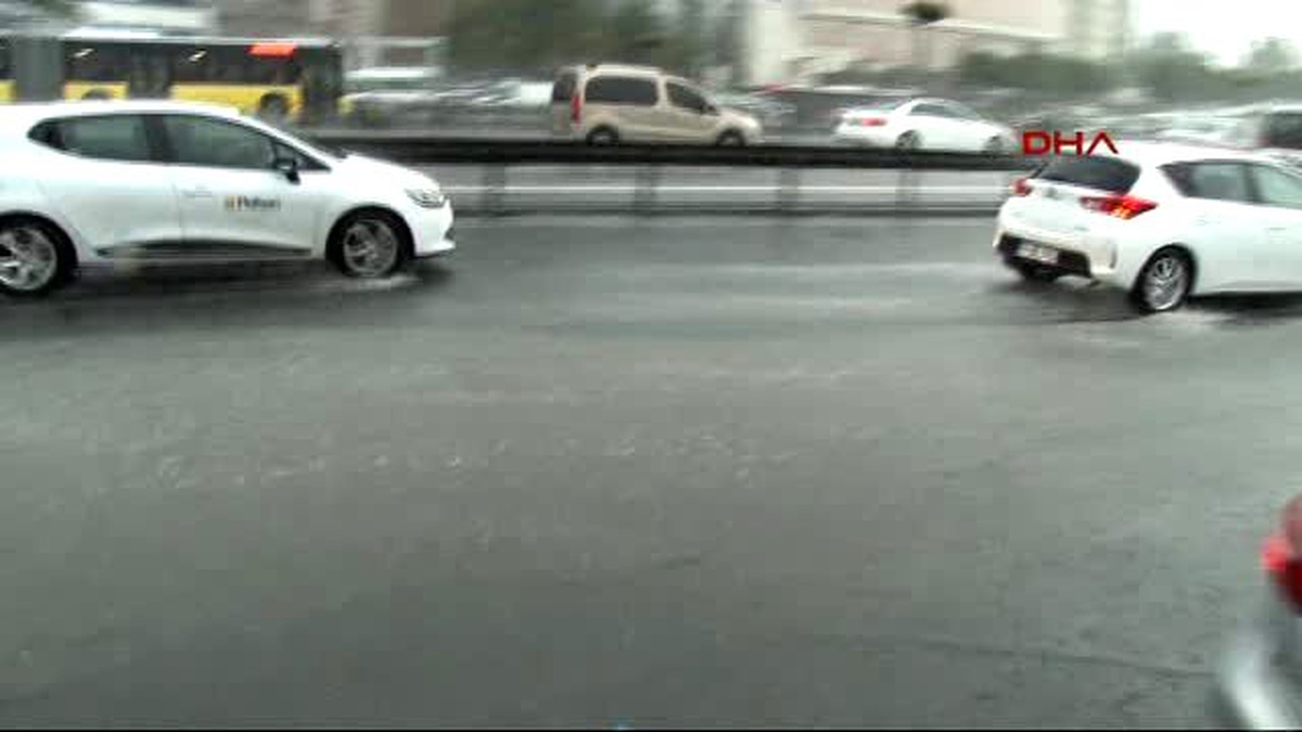 İstanbul\'da Yağmur Trafiği Felç Etti
