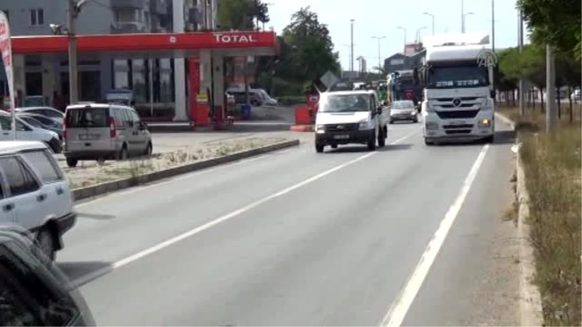 Kamyon ve Tır Şoförleri Konvoy Yaparak Terör Saldırılarını Protesto Etti