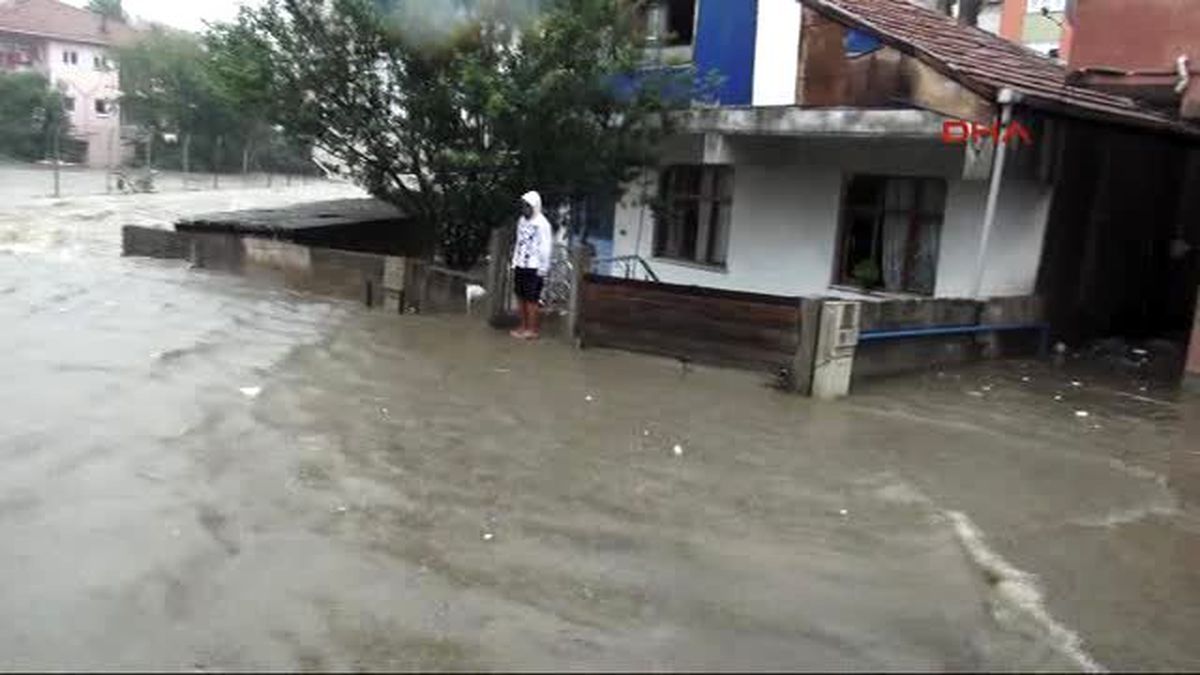 Kurbağalıdere Taştı; Ev, İşyeri ve Araçlar Su Altında