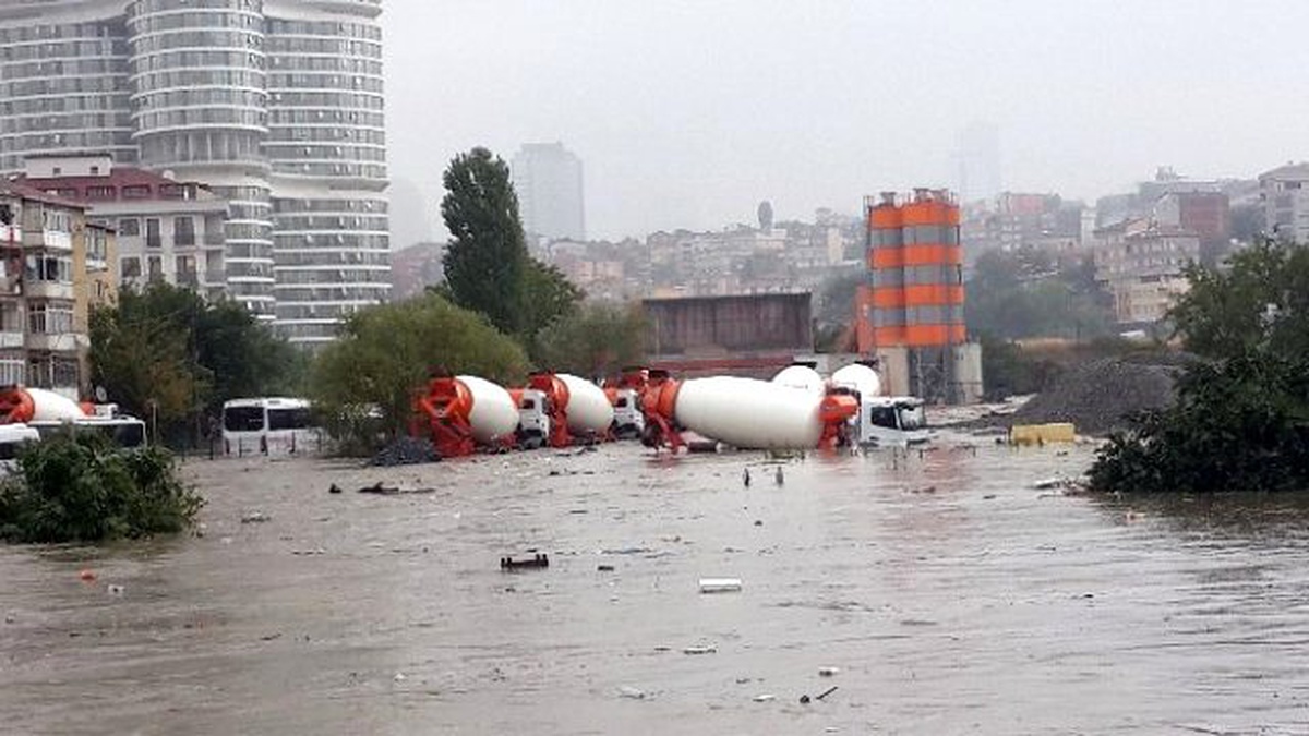 Kurbağalıdere Taştı, Kamyonlar Sular Altında Kaldı