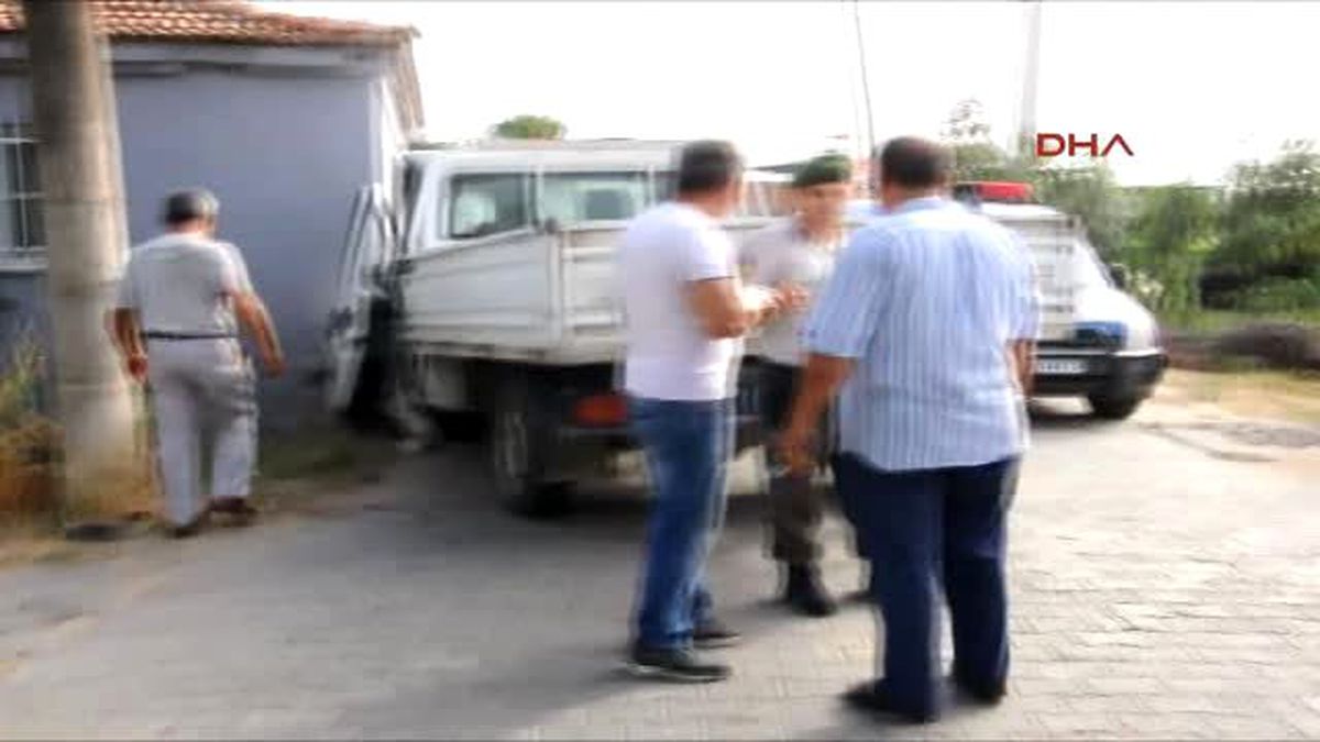 Nazilli - Bir Anda Geriye Dönünce Önce Direğe Sonra Duvara Çarptı