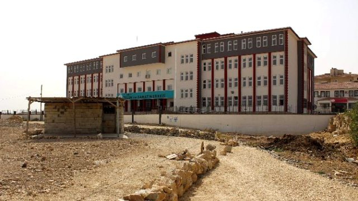 Okul Yolu Taş ve Tel Örgü ile Kapatıldı