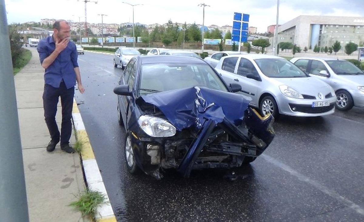 Otomobil Işıklarda Bekleyen Araca Çarptı: 2 Yaralı