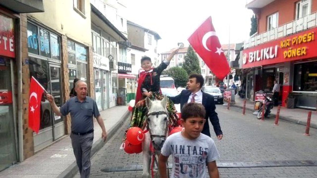 Sünnete Asker Elbisesiyle Gitti