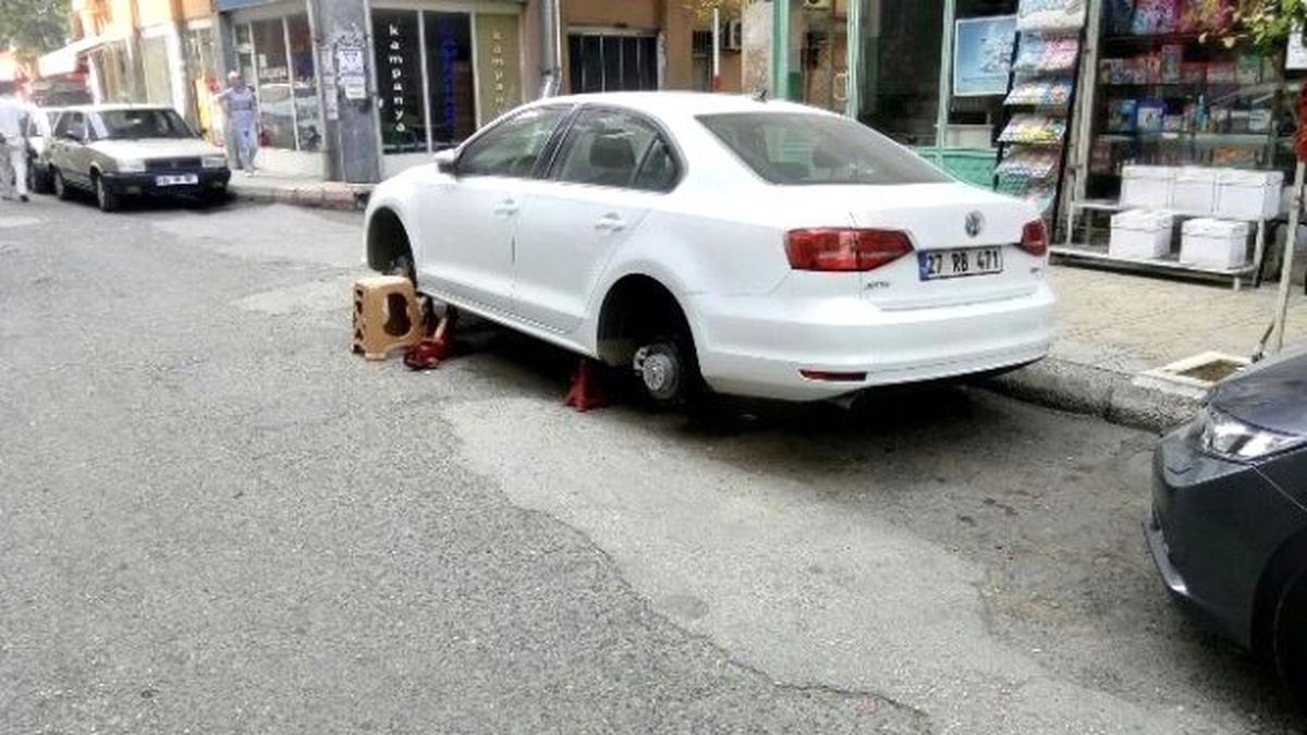 Park Halindeki Otomobillerin Lastiklerini Kestiler