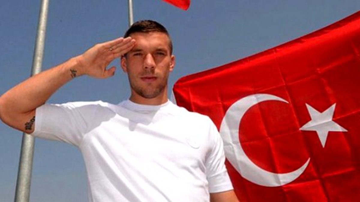 Podolski, Türk Bayrağı Önünde Asker Selamı Verdiği Fotoğrafını Kaldırdı