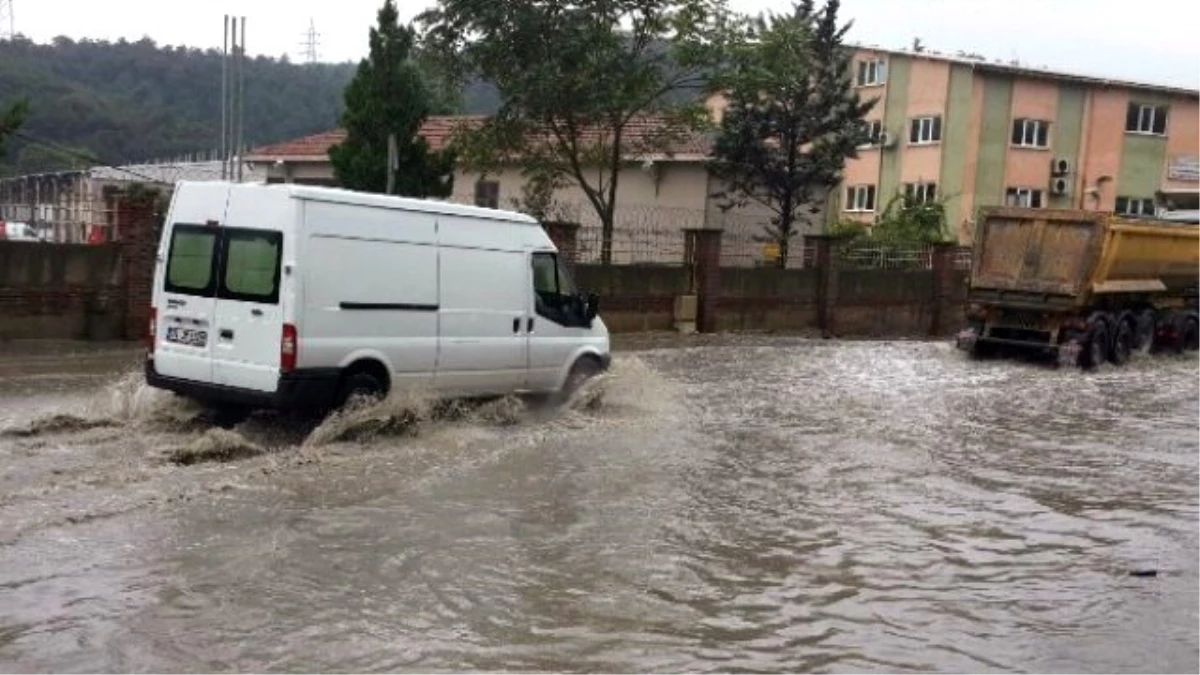 Sağanak Yağış Yolları Göle Çevirdi