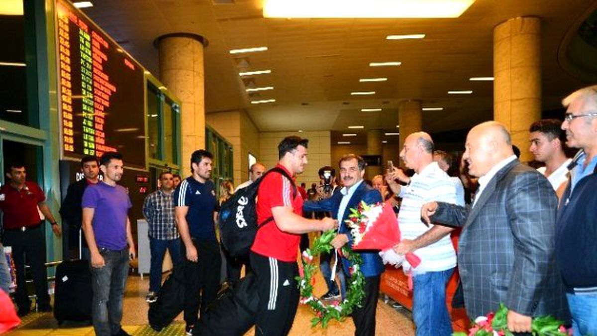 Şampiyon, Yurda Döndü…