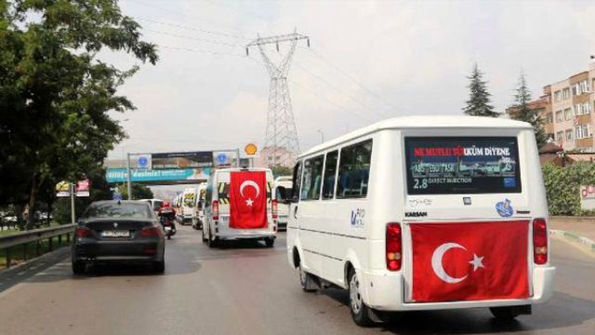 Şoförler Minibüs Konvoyu ile Şehit Yarbay Çelikcan\'ın Baba Evine Gitti