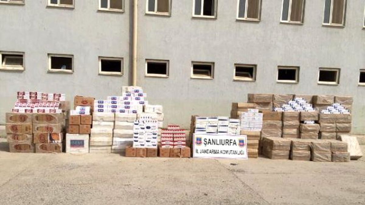Suruç\'ta Aranan Evde 97 Bin Paket Kaçak Sigaraya 4 Gözaltı