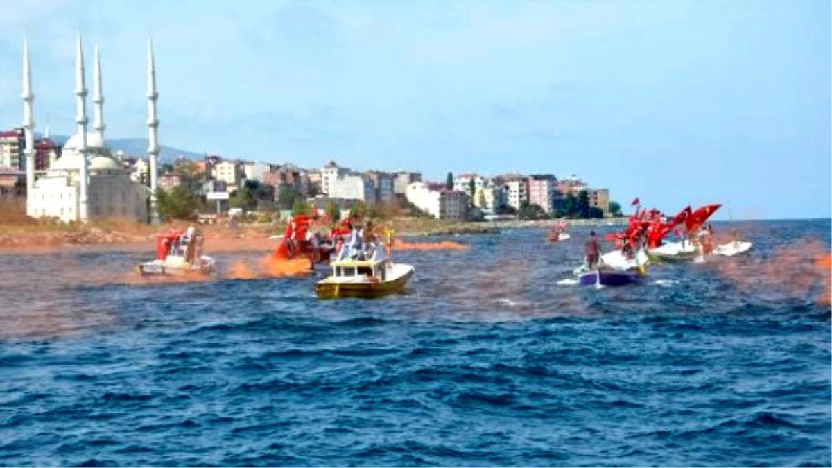 Trabzon\'da Balıkçıların Teröre Tepki Eylemi