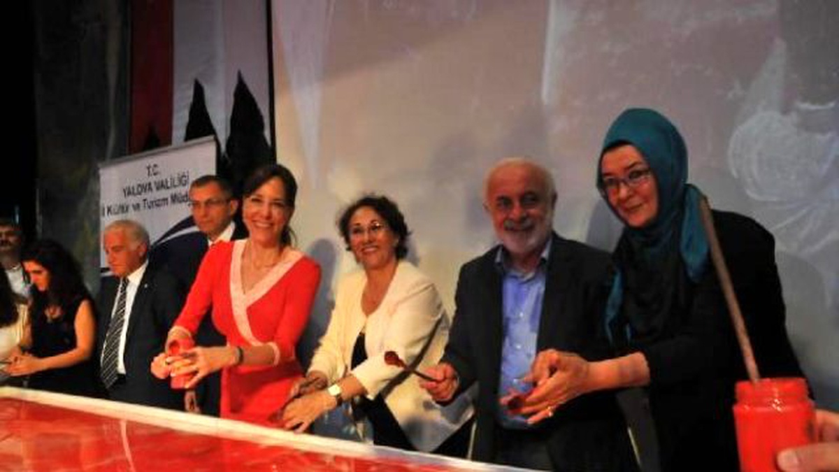Yalova\'da Dünyanın En Büyük Ebrusu Yapıldı