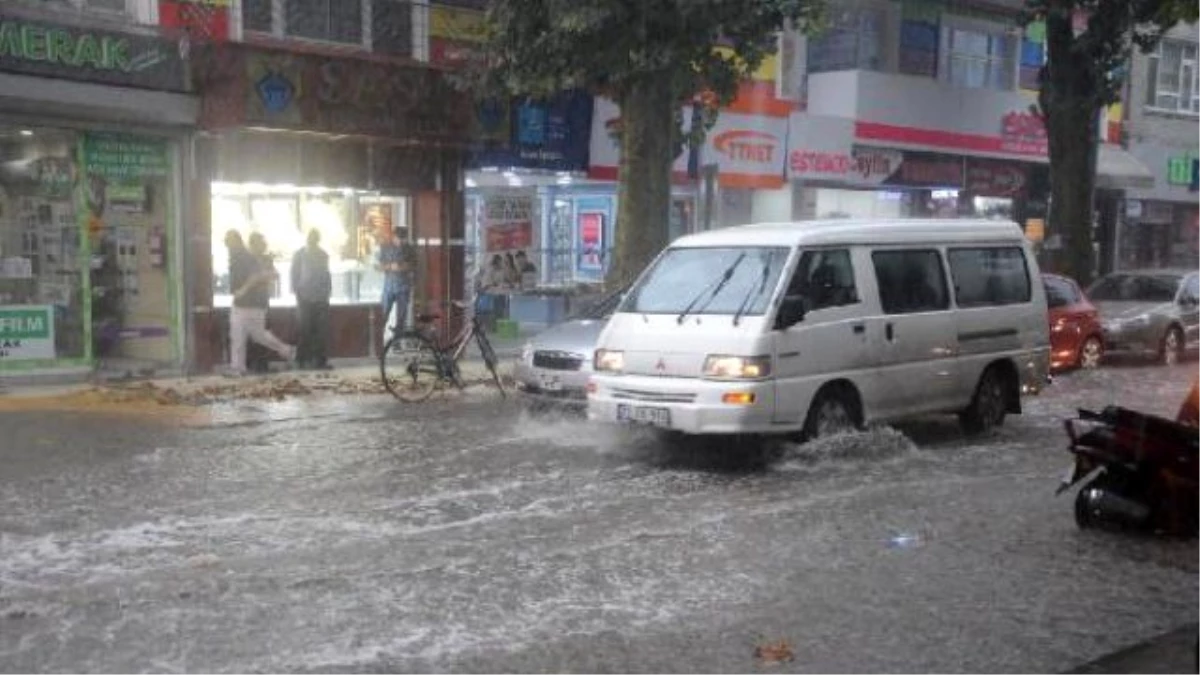 Yalova\'da Şiddetli Yağış Su Baskınlarına Neden Oldu