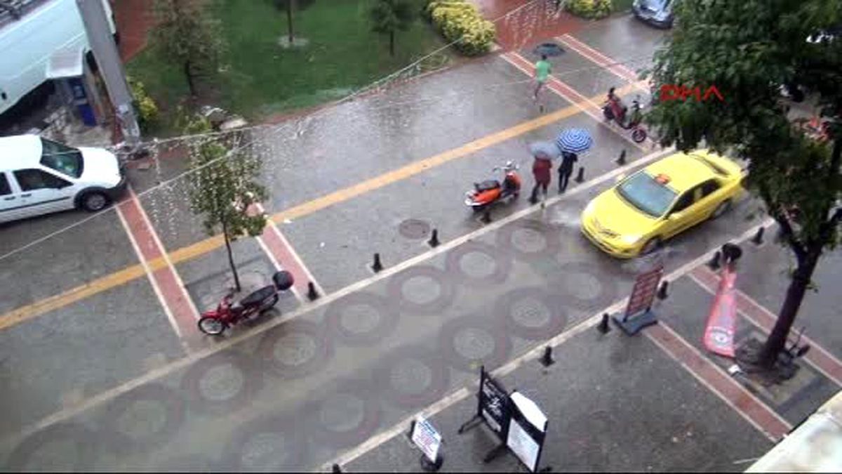 Yalova'da Şiddetli Yağış Su Baskınlarına Neden Oldu
