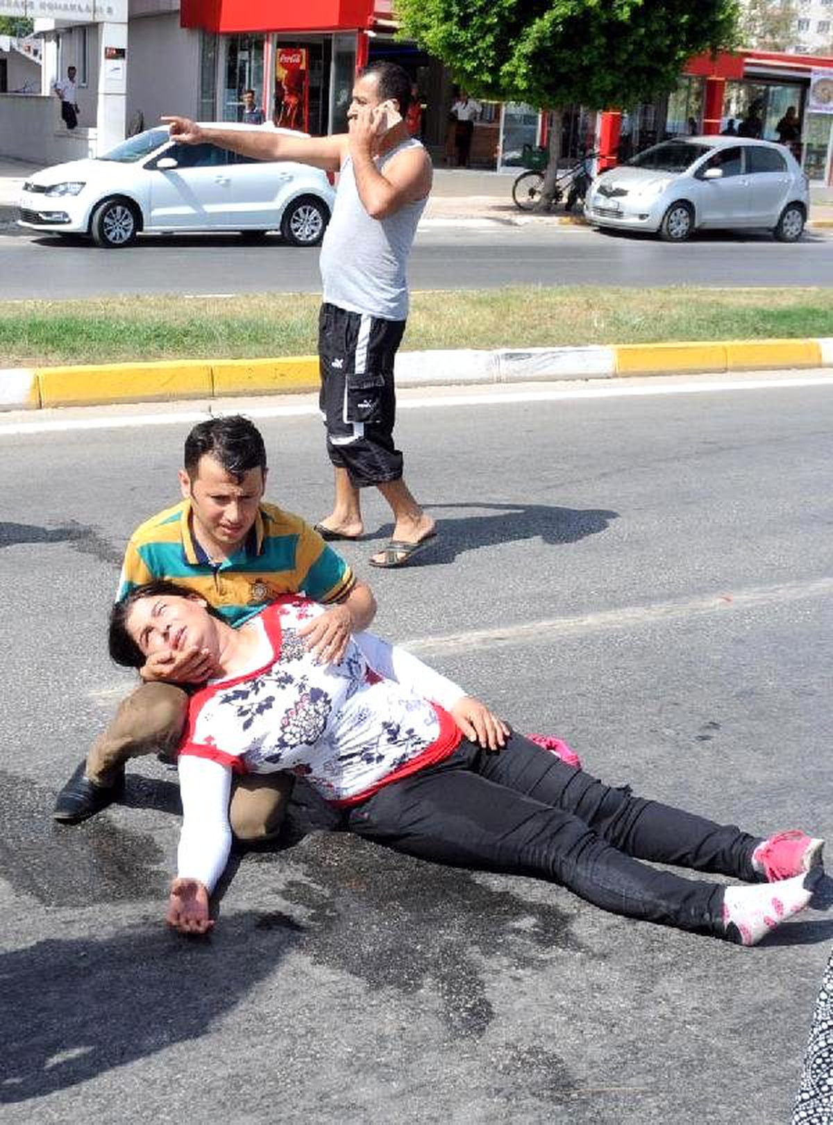 Kaza Geçiren Sürücü Yaralarını Unutup Eşine ve Kızına Yardım Etti