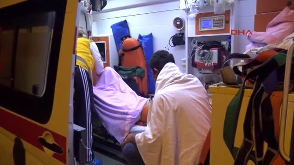 Zonguldak Otomobil Elektrik Direğine Çarptı: 3 Yaralı