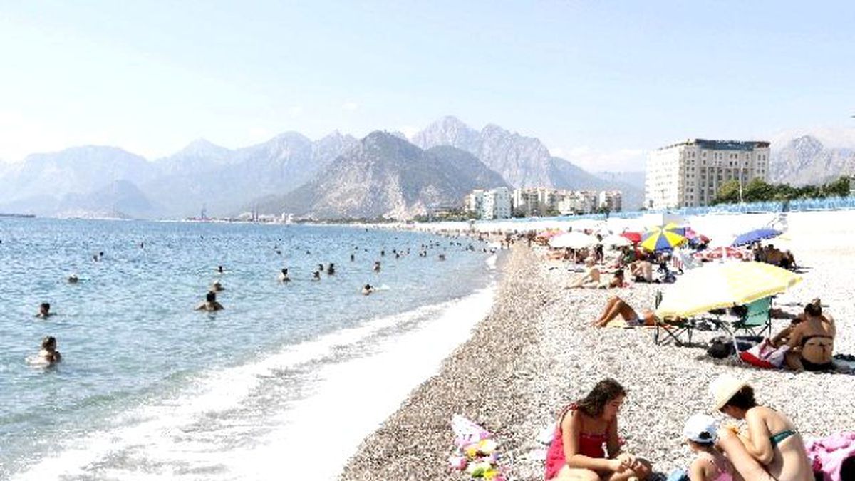 Antalya\'da Sıcaktan Bunalanlar Sahile Akın Etti