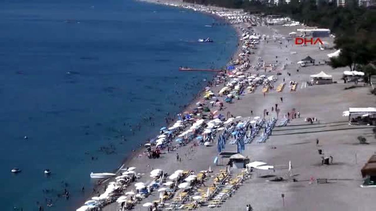 Antalya Rüzgara Aldırmayıp Soluğu Denizde Aldılar