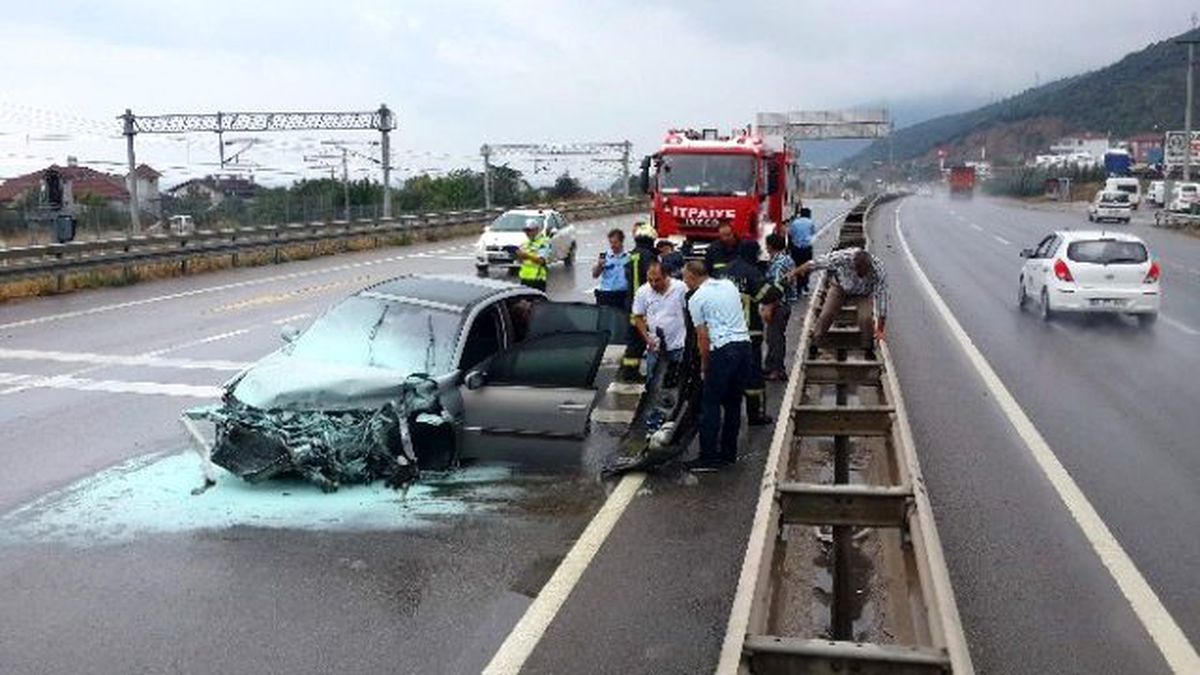 Bariyerlere Çarpan Araç Parçalandı: 2 Yaralı