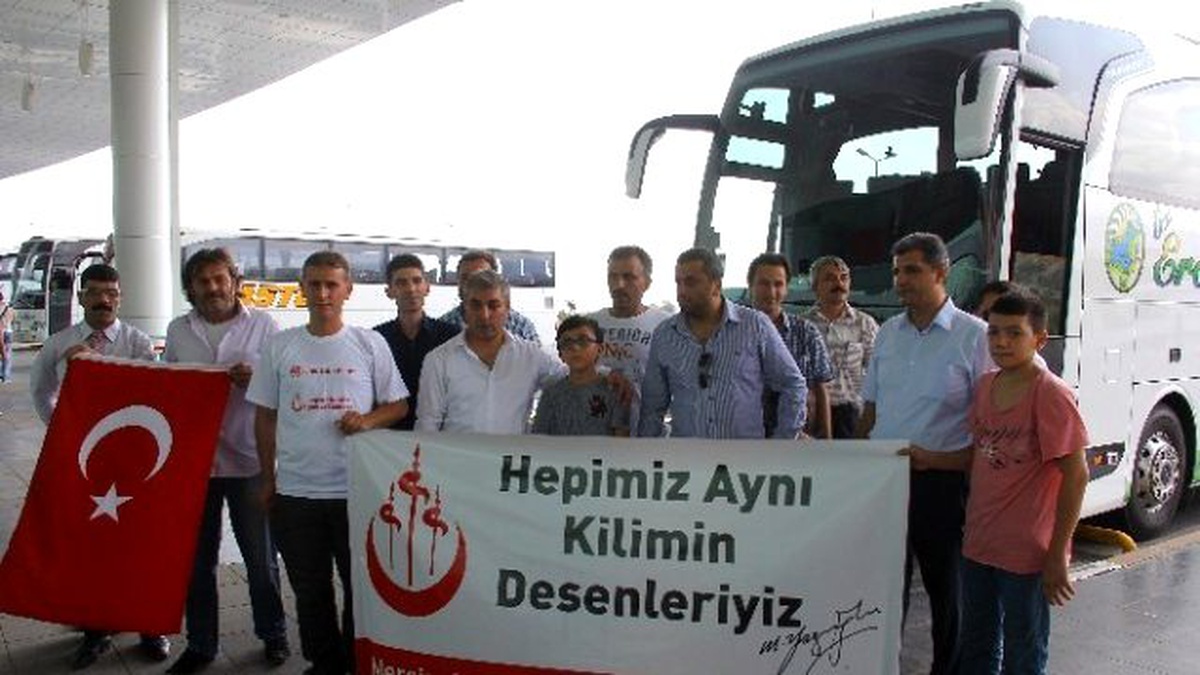 BBP\'liler Türk-kürt Kardeşliği İçin Otogarda Karanfil Dağıttı