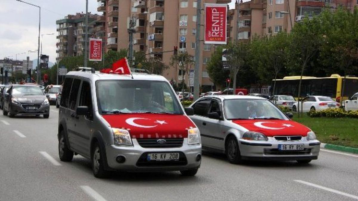 Bursa\'da Yüzlerce Araç Teröre Tepki İçin Yollara Döküldü