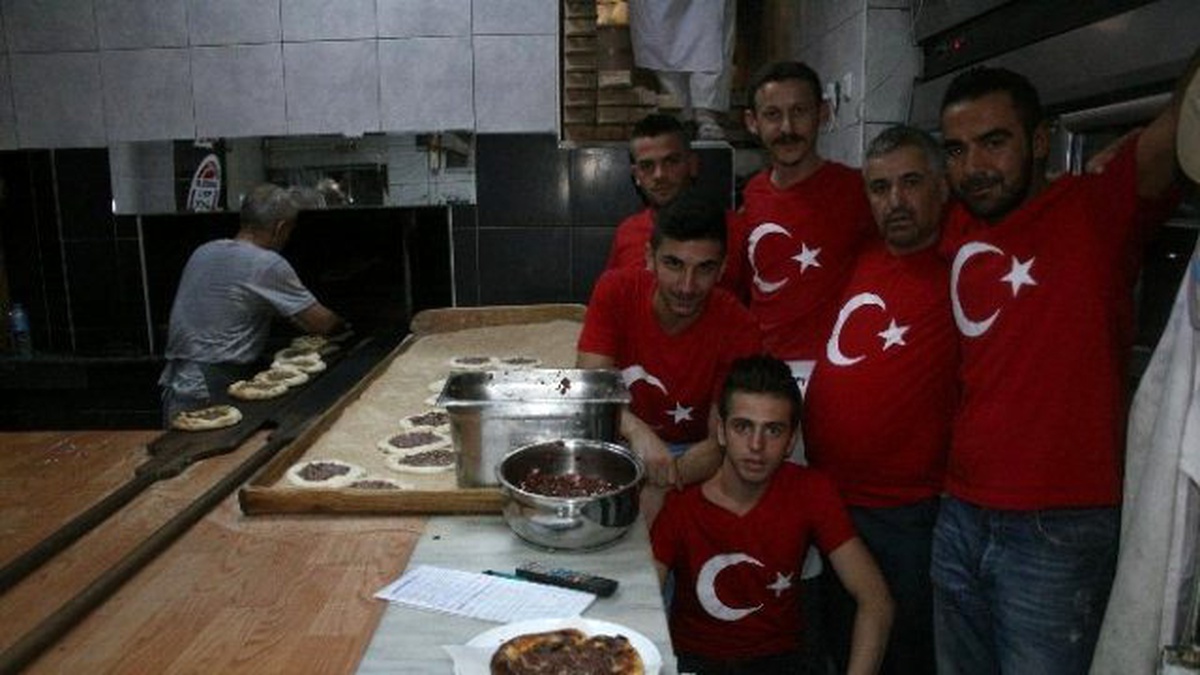 Bursalı Esnaftan Türk Bayraklı Kardeşlik Vurgusu