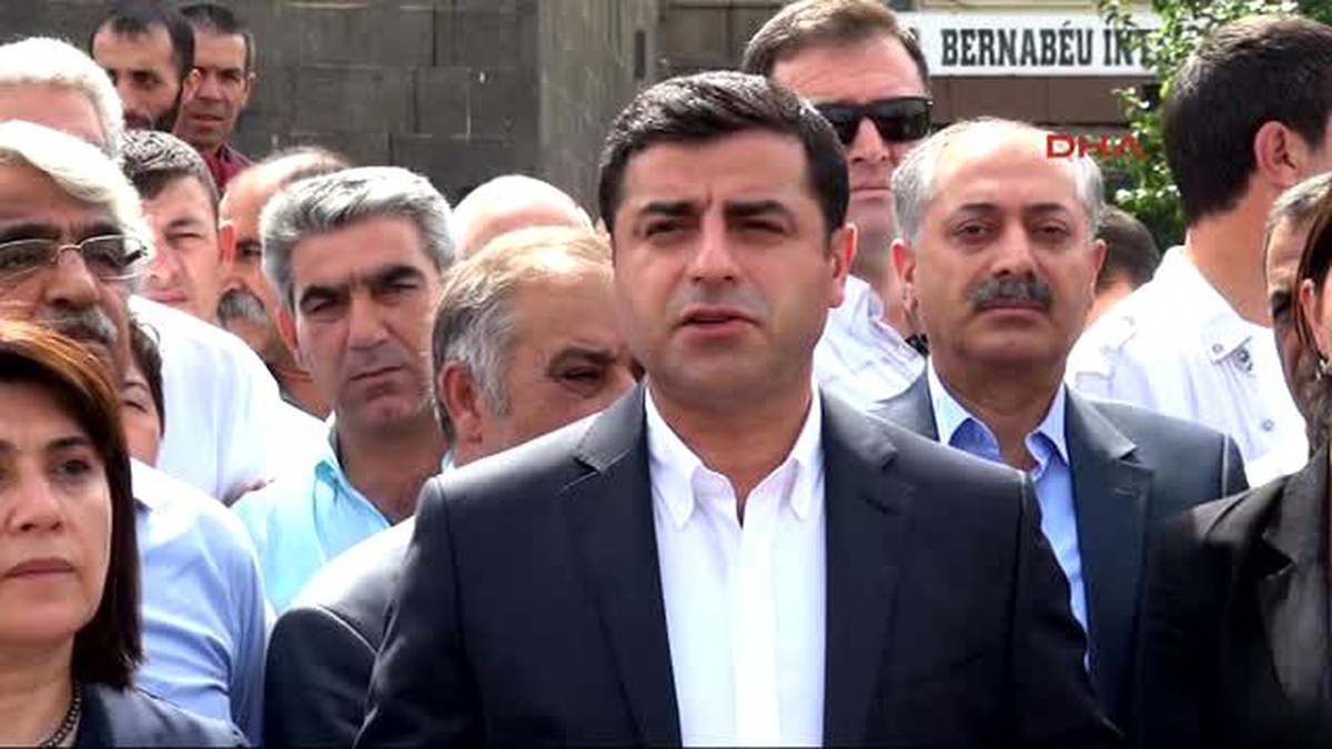 Diyarbakır Demirtaş Ankara ve Kandil\'in, Halkın Beklentisine Uygun Bir Tutum Ortaya Koyması Gerekir...