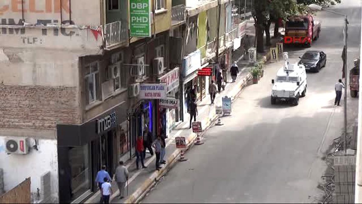 Diyarbakır \'Pkk, Silvan\'da Hendek Kapatan Polise Roketatarla Saldırdı: 1 Şehit\'