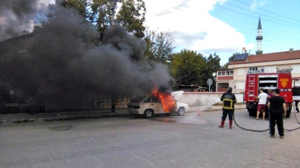Elektrik Kontağından Çıkan Yangın Otomobili Kül Etti