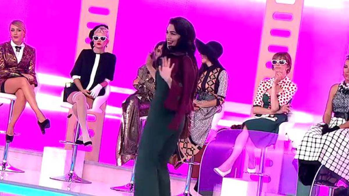 Emel\'in Hareketleri Jüriyi Kahkahaya Boğdu!