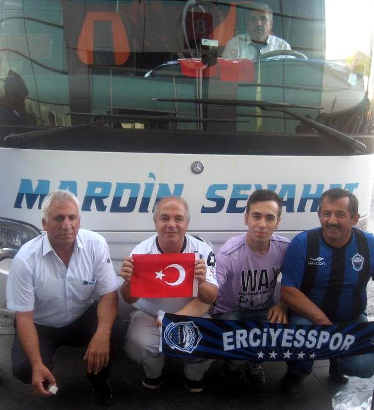 Erciyesspor Taraftarları Doğu ve Güneydoğu\'ya Gidenlere Lokum Dağıttı