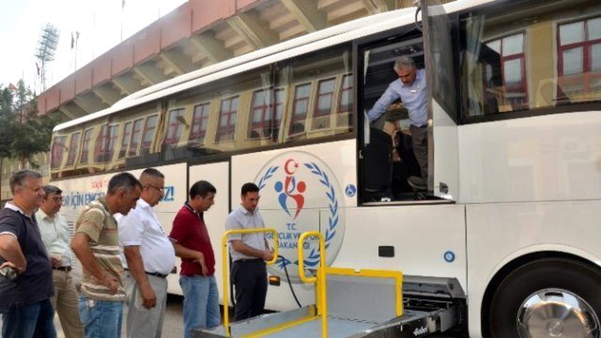 Gençlik ve Spor Bakanlığı\'ndan Adana\'ya Engelli Otobüsü