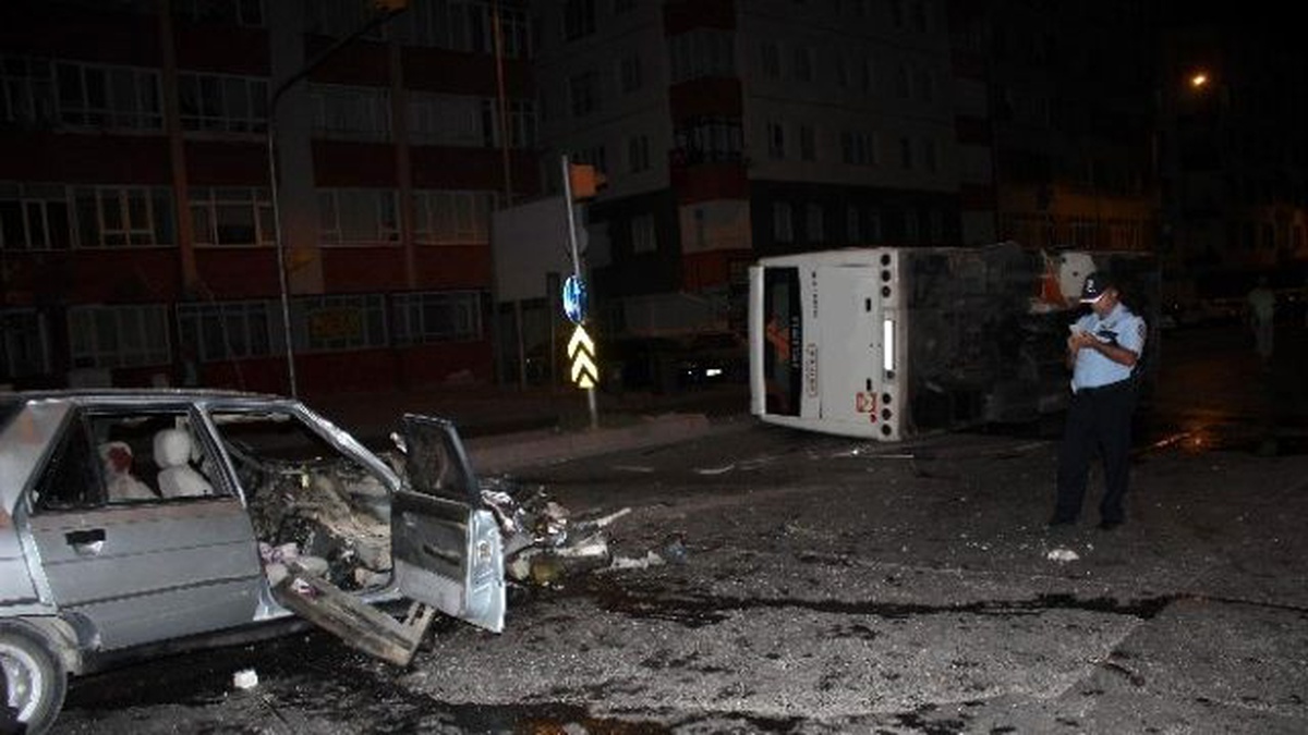 İki Ayrı Trafik Kazasında 8 Kişi Yaralandı