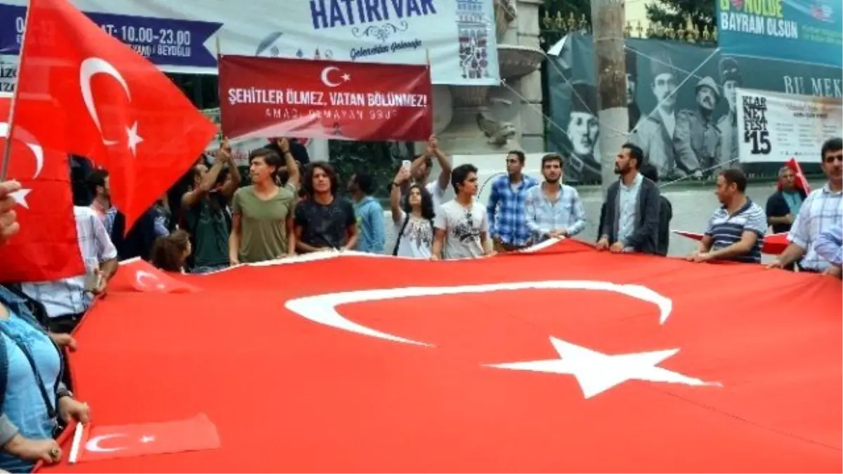 İstiklal\'de Binlerce Kişi Terörü Lanetledi