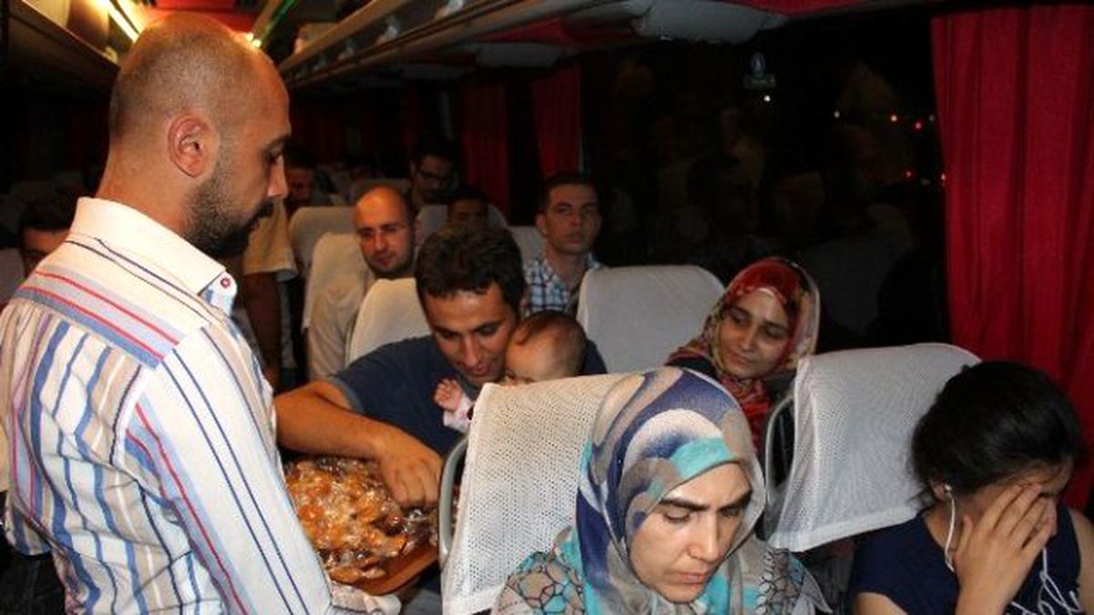 Muhtarlar Yolculara Kayısı İkram Etti