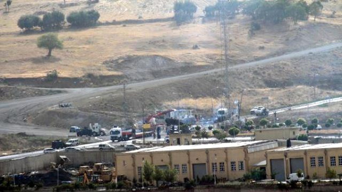 Pkk, Şırnak\'ta Polis Noktasına Bomba Yüklü Araçla Saldırdı: 2 Şehit, 5 Yaralı (2)