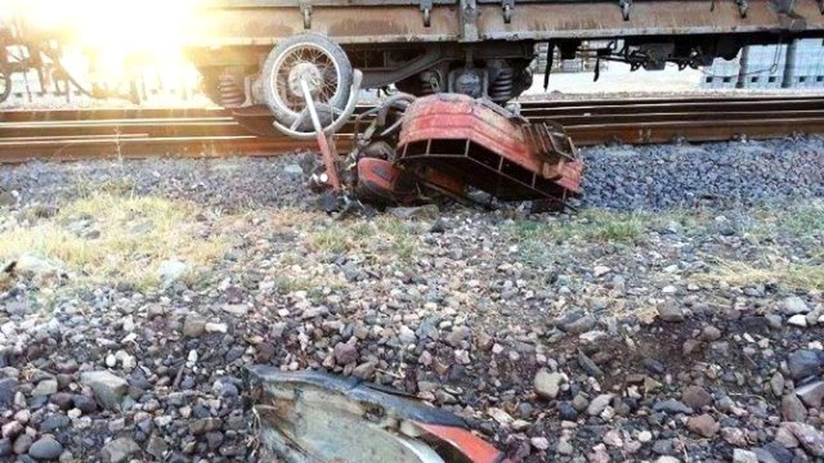 Sepetli Motosikletiyle Trene Çarptı