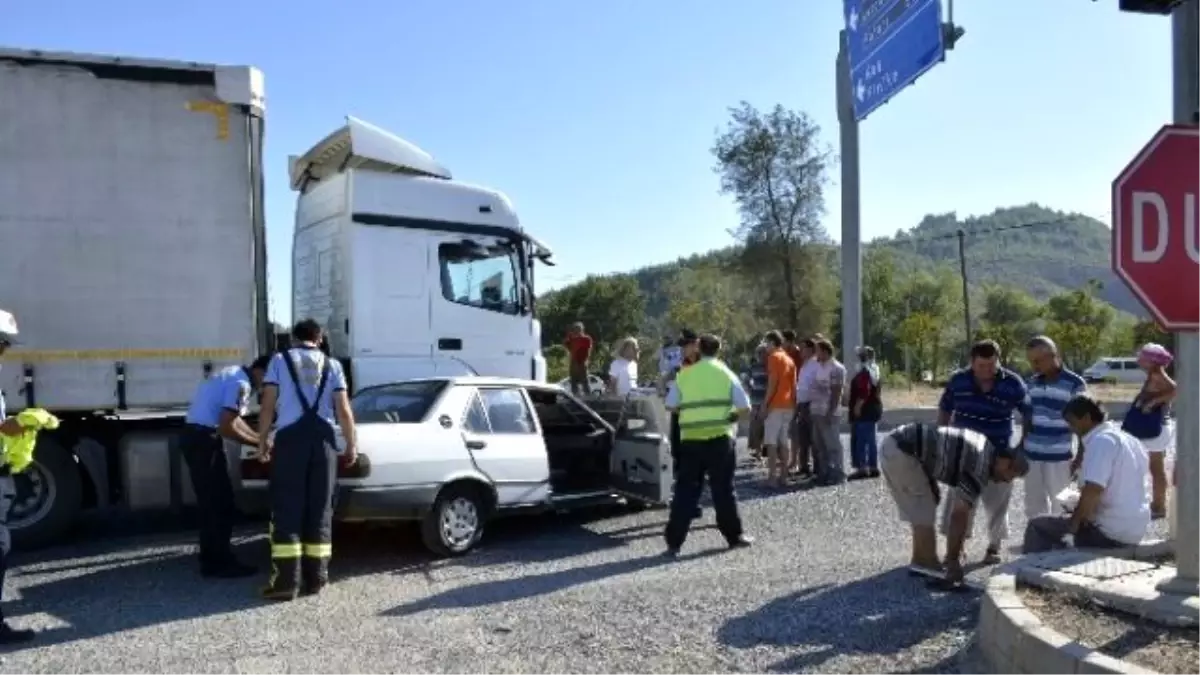 Seydikemer\'de Kırmızı Işıkta Geçen Tır 1 Kişiyi Yaraladı