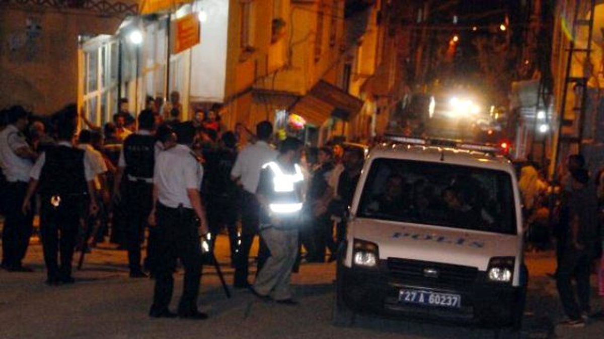 Sokakta Otomobili Hızlı Kullanıyorsunuz Tartışmasında 3 Kişi Yaralandı