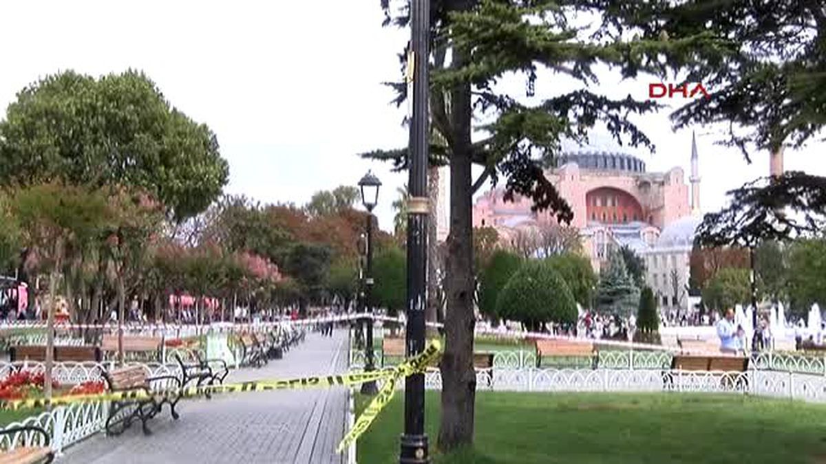 Sultanahmet\'teki Şüpheli Çantadan Kıyafet Çıktı