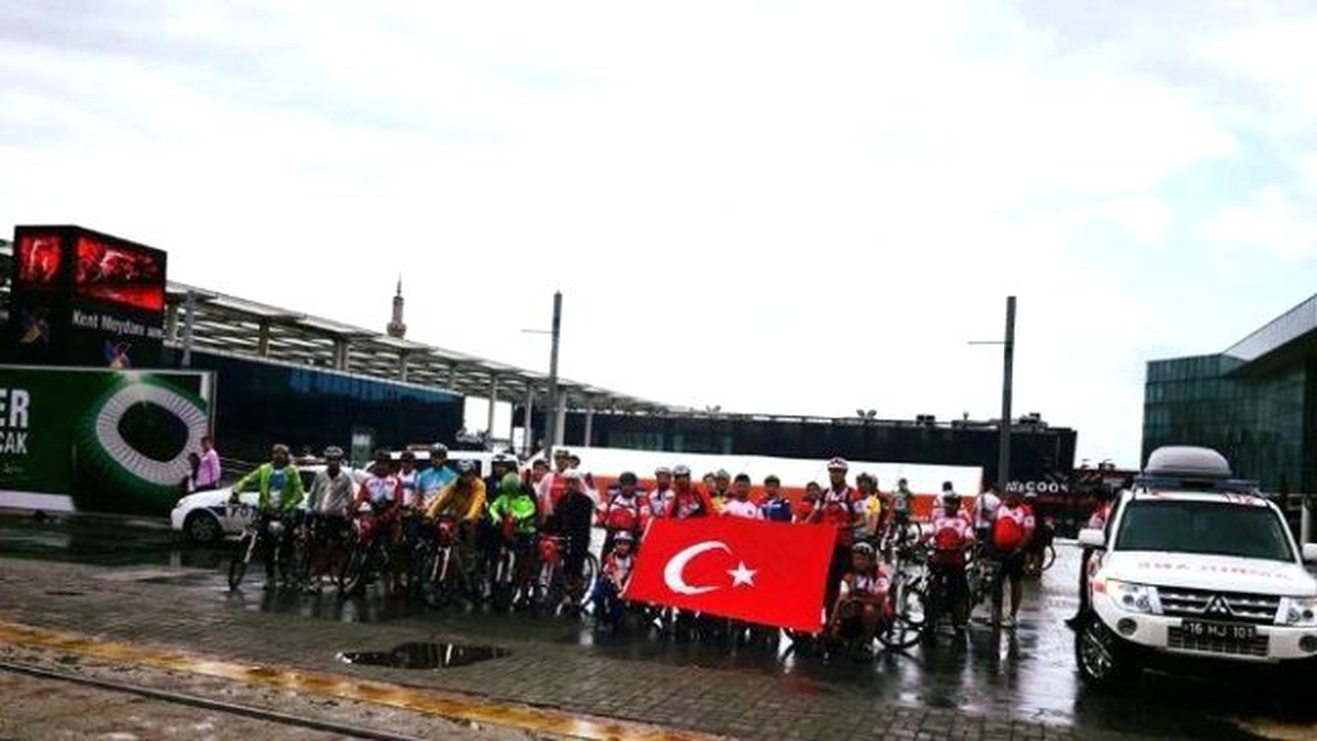 Yağmura Aldırış Etmeden Şehitler İçin Pedal Çevirdiler