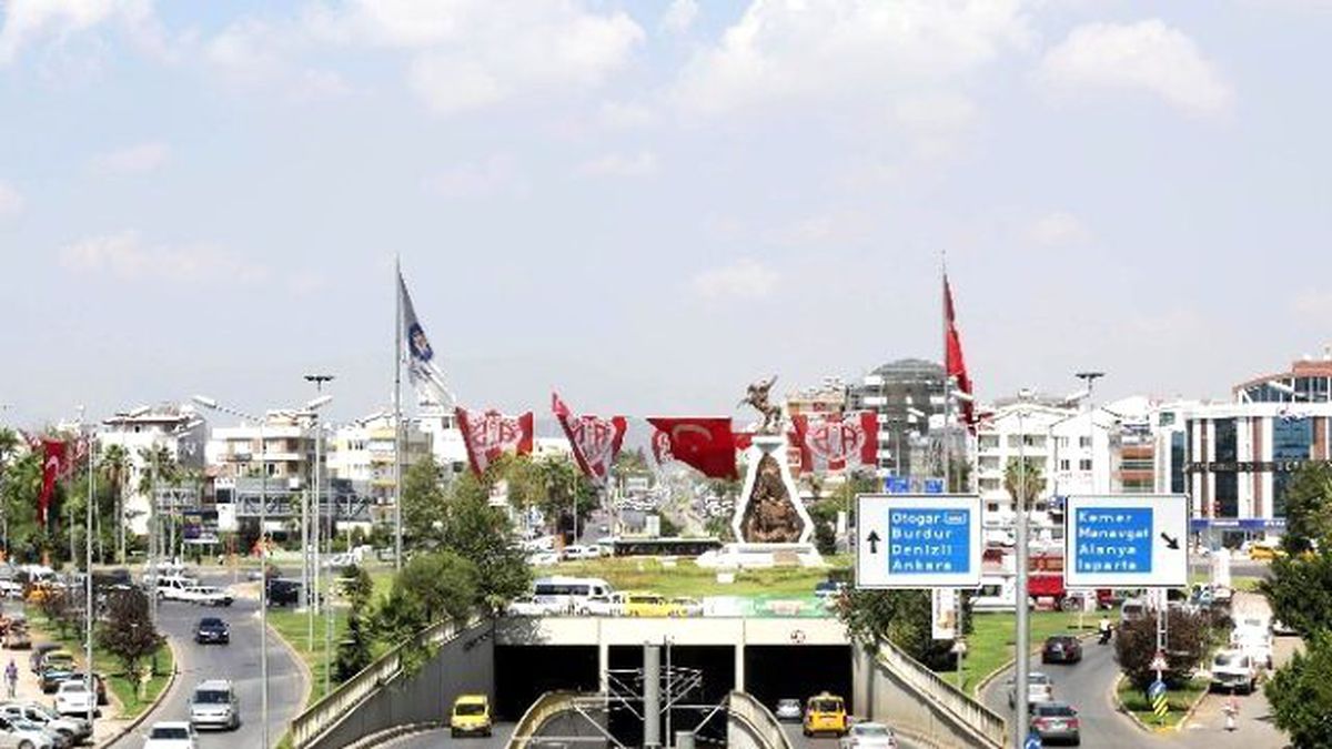 Antalya Bayraklarla Donatıldı
