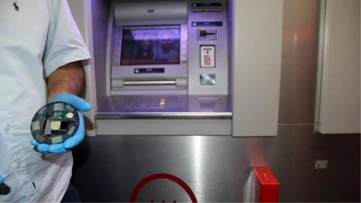 Atm\'deki Düzeneği Polisler Fark Etti