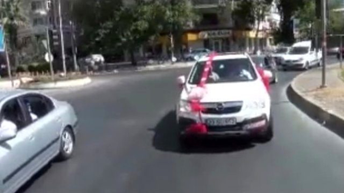 Aydın\'da Düğün Konvoyundaki Kaza Kameralara Yansıdı