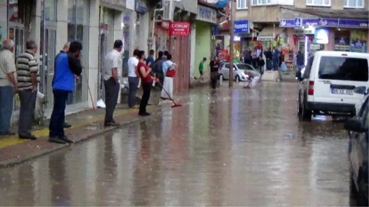 Bayburt\'ta Sağanak Yağış Hayatı Olumsuz Etkiledi