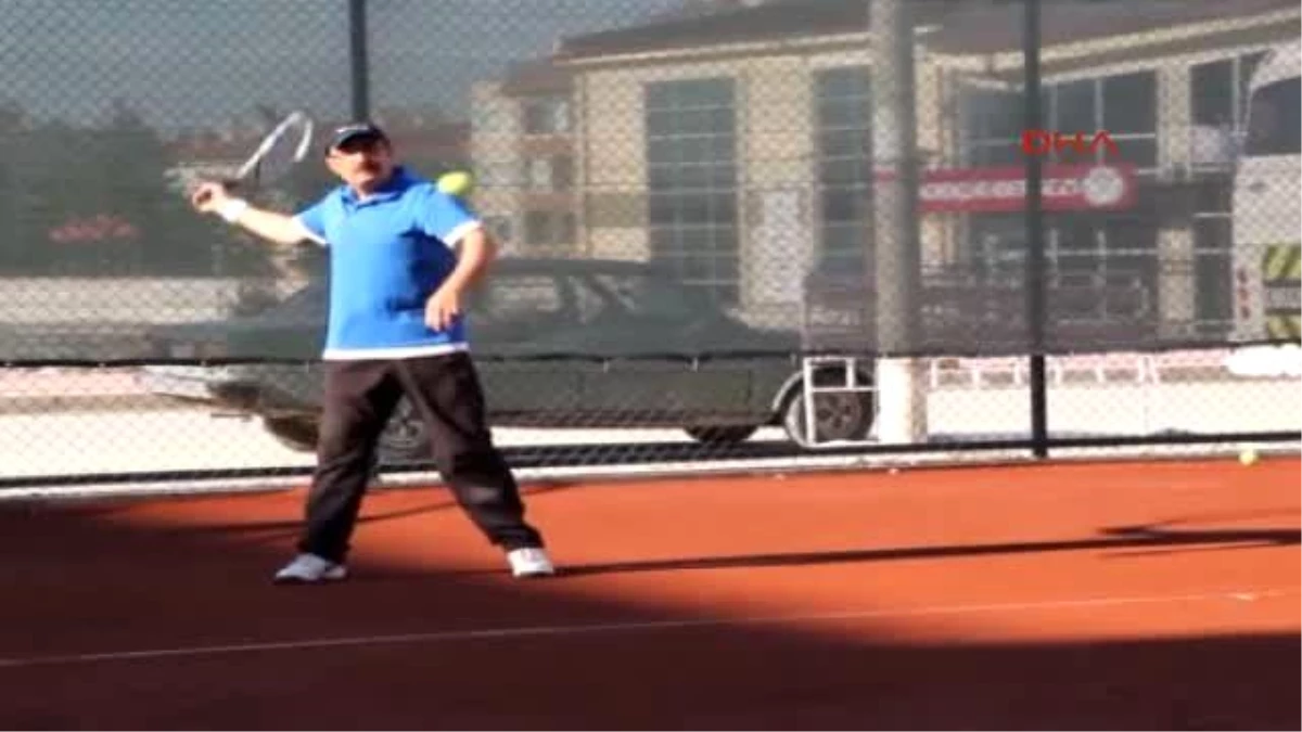 Burdur Vali Kürklü Yorgunluğunu Tenis Oynayarak Atıyor