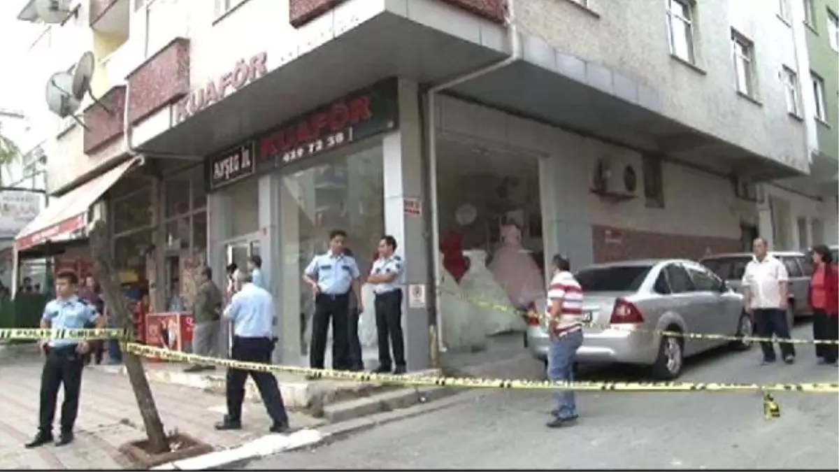 Çekmeköy\'de Bir Kişi Eski Karısını ve Başka Bir Kadını Öldürdü