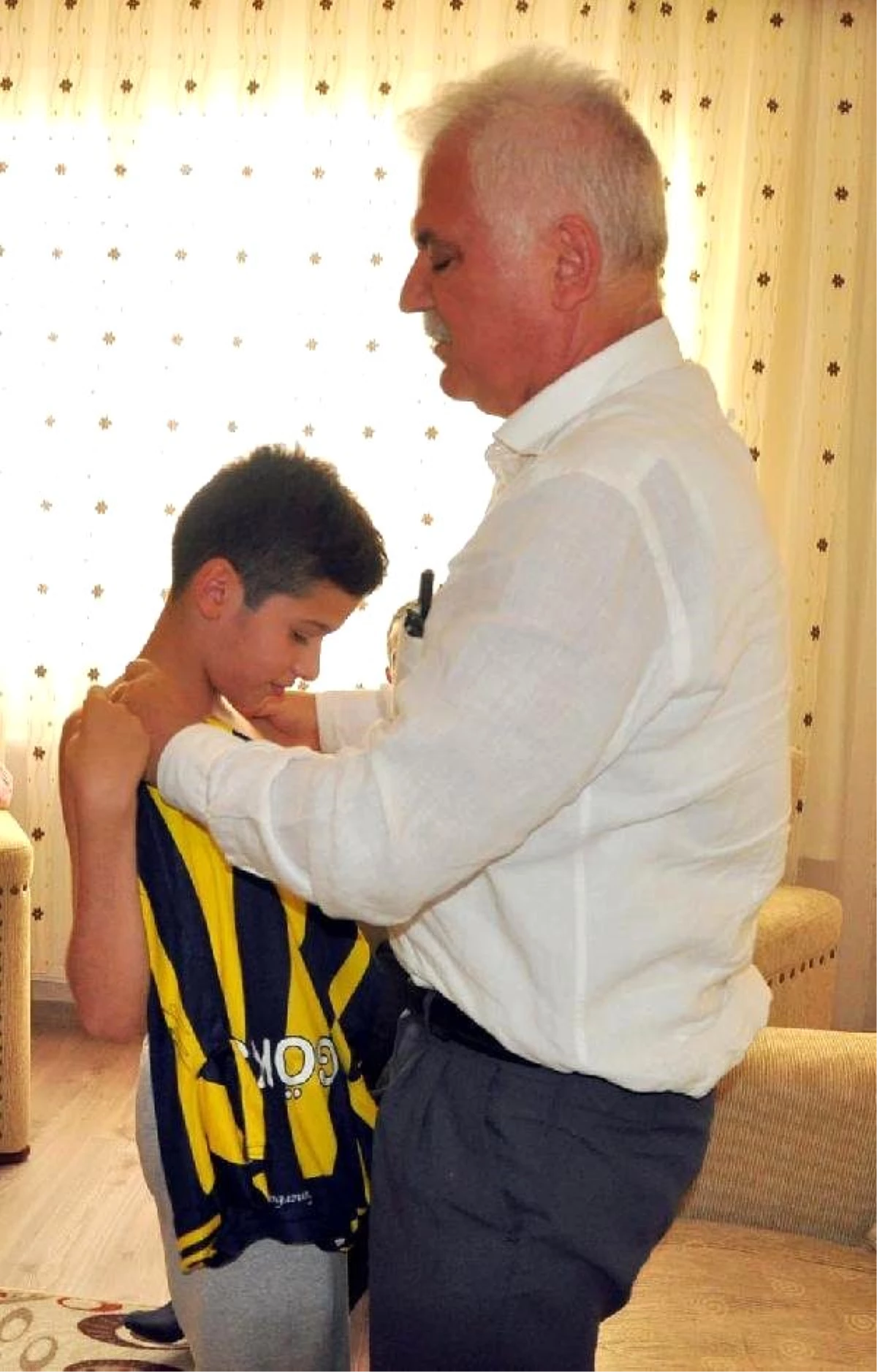 CHP\'li Ağbaba, Şehit Çocuklarına İmzalı Fenerbahçe Forması Gönderdi