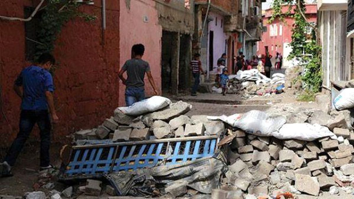 Diyarbakır'ın Sur ve Silvan İlçelerinde Sokağa Çıkma Yasağı Kaldırıldı