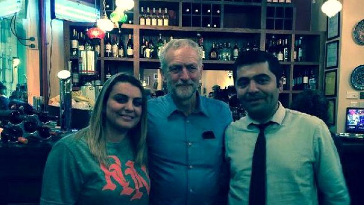 İngiltere\'de İşçi Partisi\'nin Yeni Lideri Corbyn Zaferini Türk Lokantasında Kutladı